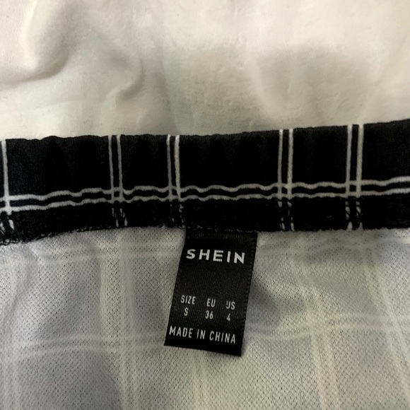 🌼3/$15🌼 Black and White stripped Shein side split skirt - Picture 2 of 2